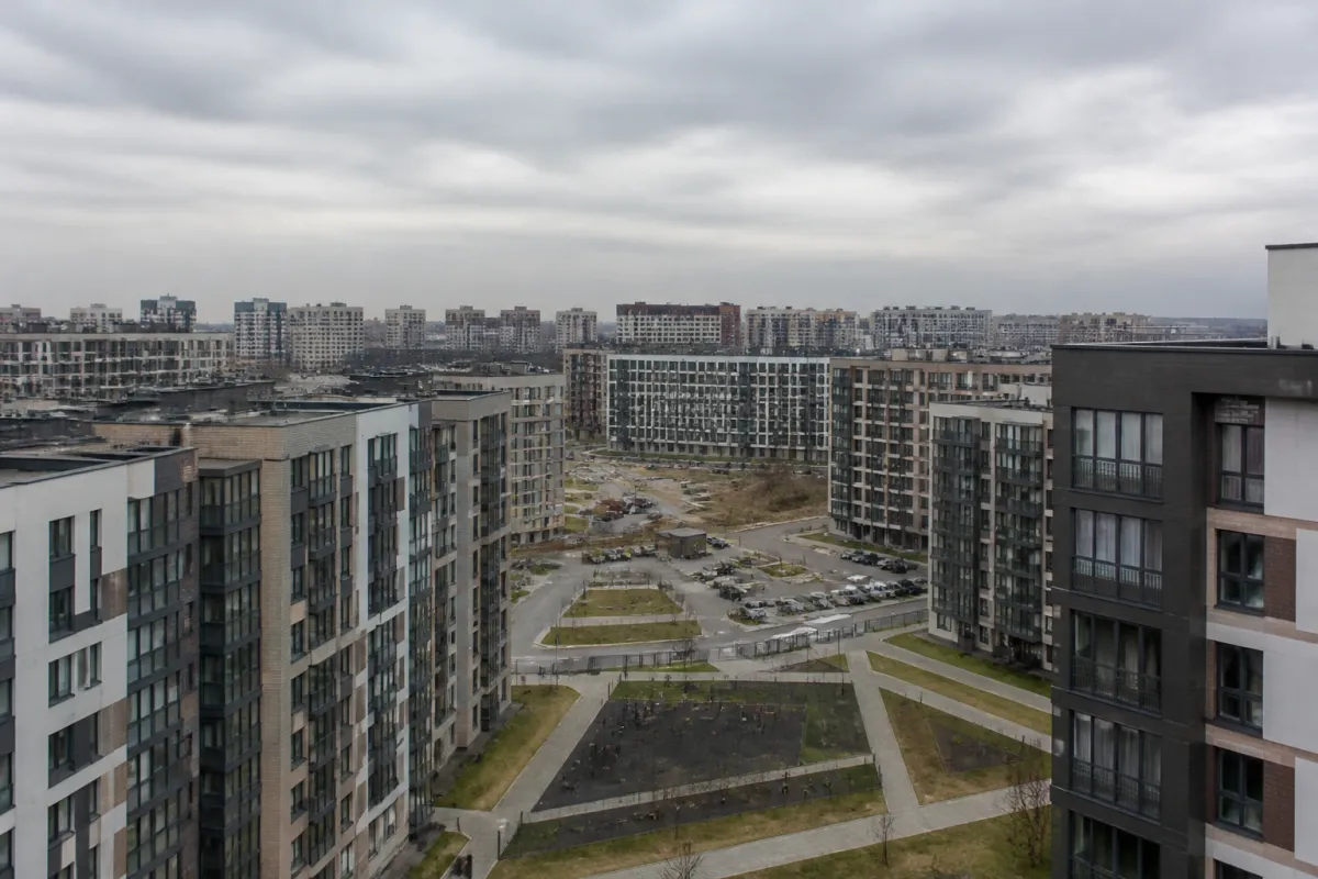 Вид из окна новостройки на Петербург