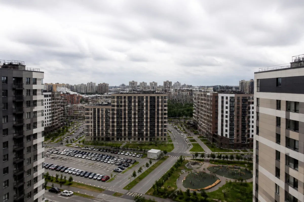 Вид из окна новостройки на Петербург