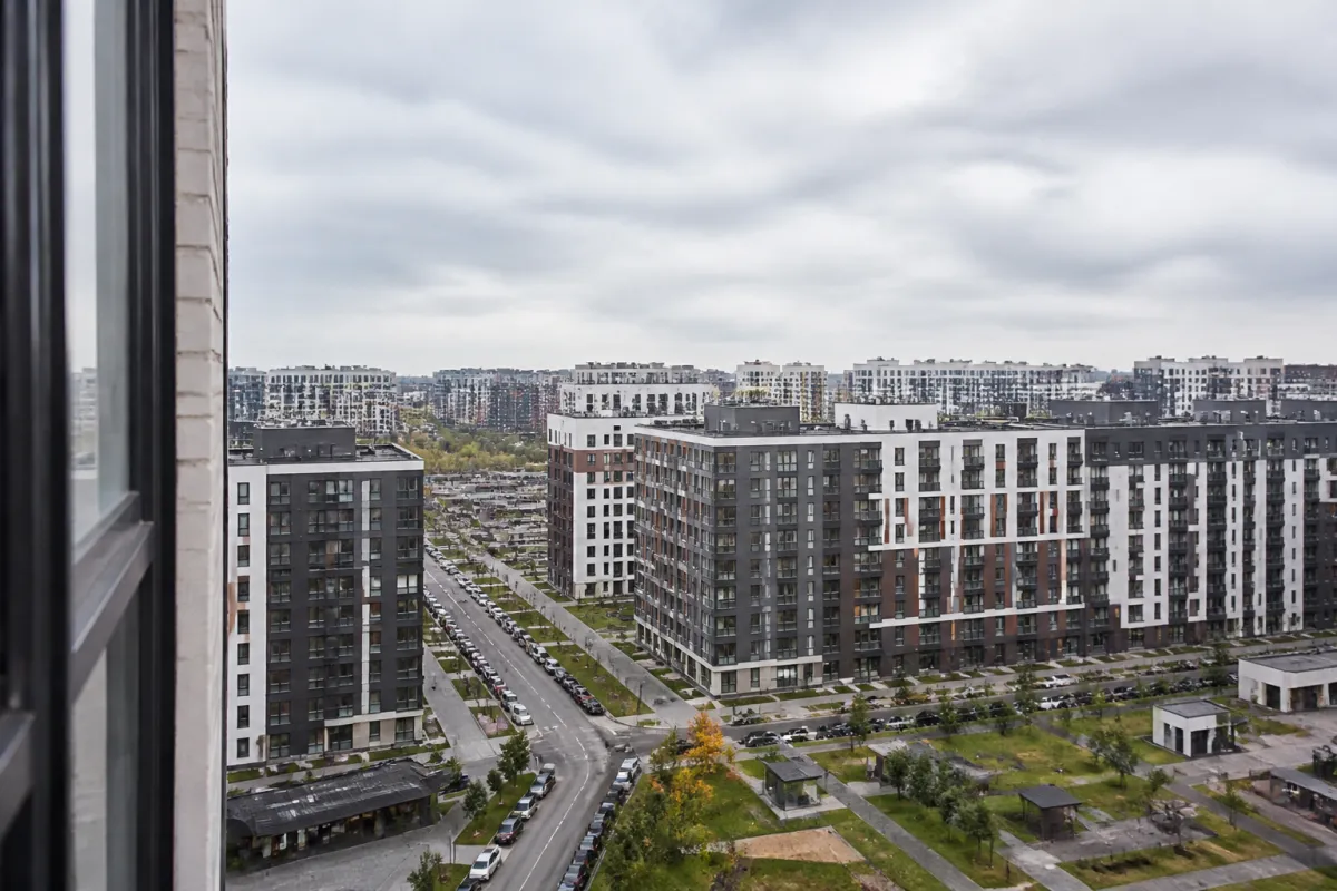 Вид из окна новостройки на Петербург