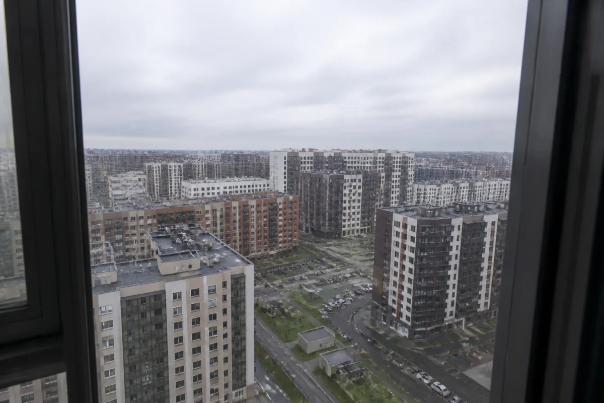 Вид из окна новостройки на Петербург